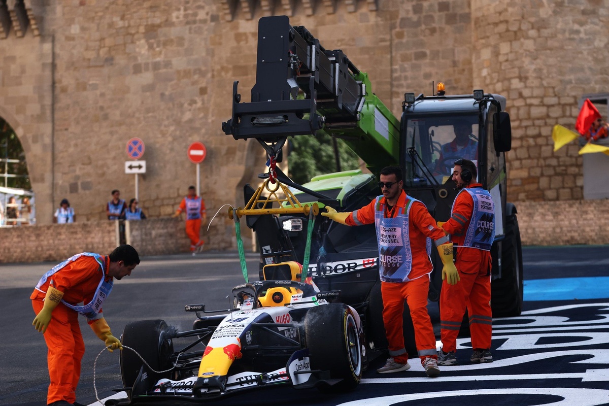 VÍDEO F1: Lindblad bate na Curva do Castelo e causa 1ª bandeira vermelha de Baku
