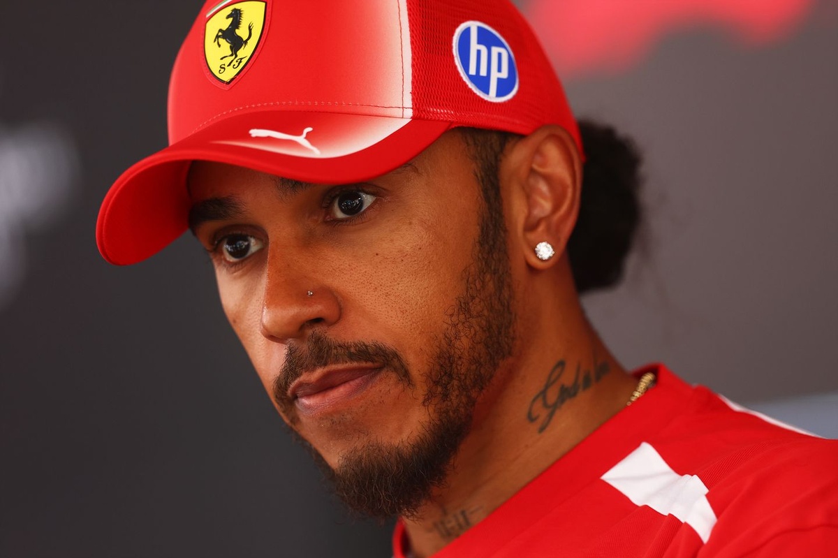 F1: Hamilton nega ter pedido prioridade sobre Leclerc na Ferrari